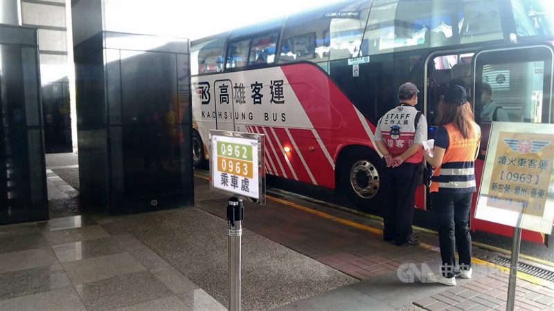 台鐵1日所有表定班次全部停駛,公路總局在新左營火車站提供前往屏東及台東的類火車客運路線。中央社記者蔡孟妤攝 111年5月1日