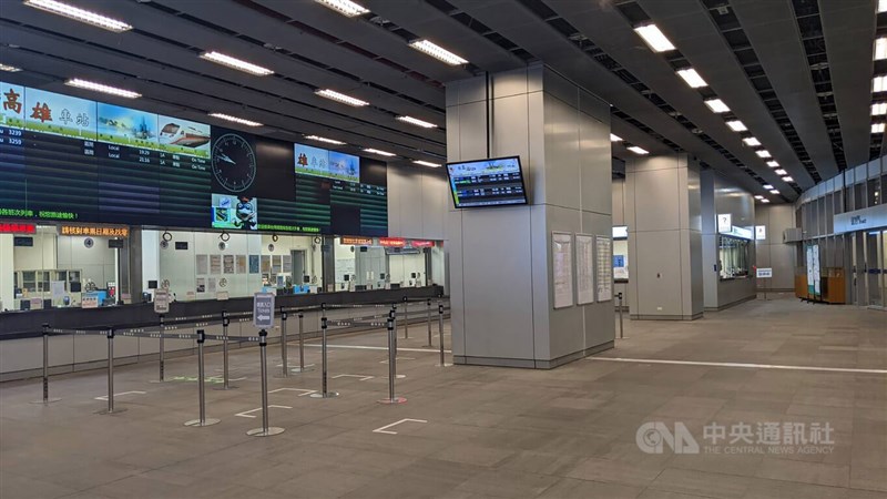 高雄車站售票大廳空蕩蕩。中央社記者曾以寧攝 111年5月1日