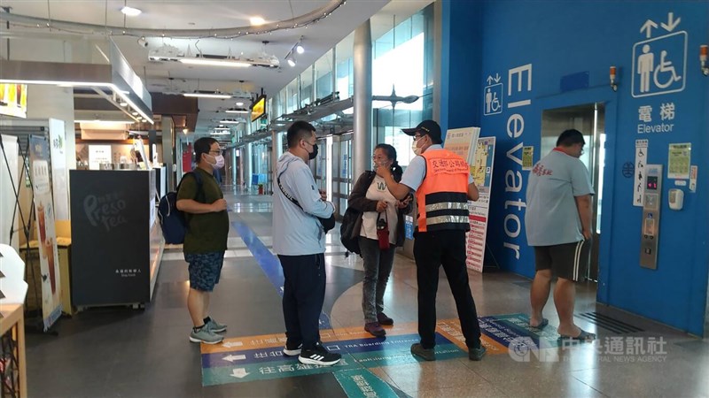 新左營火車站人員導引旅客轉乘客運。中央社記者蔡孟妤攝 111年5月1日