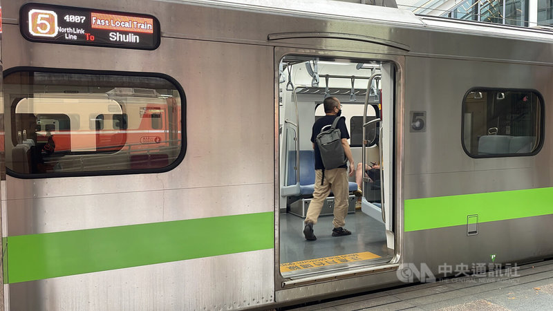 交通部台灣鐵路管理局5月1日表定列車全部停駛,臨時機動開行18列次區間(快)車,花蓮站發車僅往台東、樹林站各1班,民眾趕在發車前上車。中央社記者張祈攝 111年5月1日