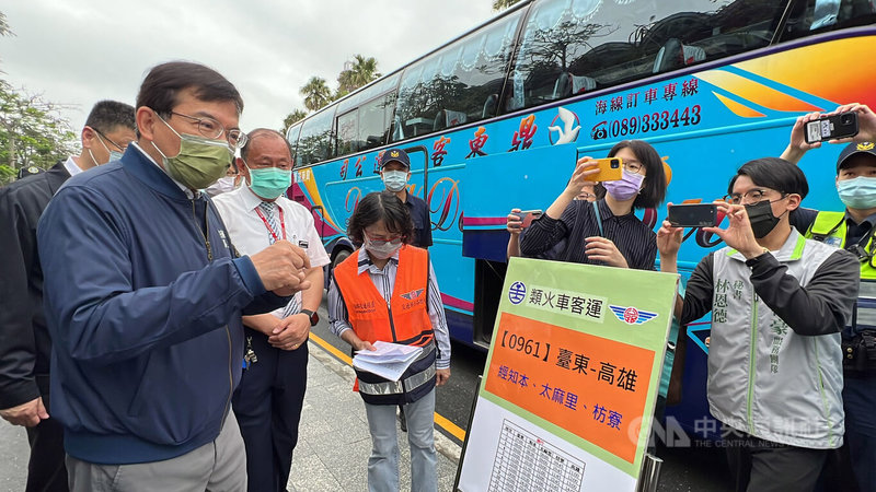 交通部長王國材(左)1日上午到台東火車站關心類火車運輸狀況,感謝到場支援的公路局人員、志工和退休台鐵員工幫忙。中央社記者盧太城台東攝 111年5月1日