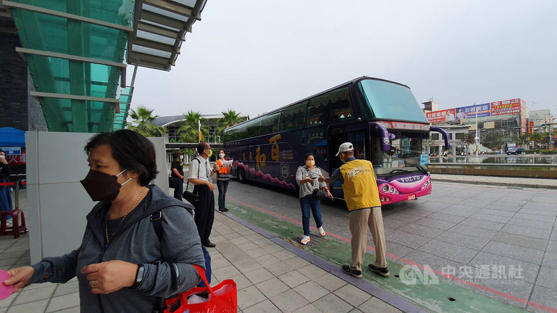 台灣鐵路工會發起5月1日不加班活動,屏東火車站出動志工服務乘客,盡量讓遊客不要感到不方便。中央社記者郭芷瑄攝 111年5月1日