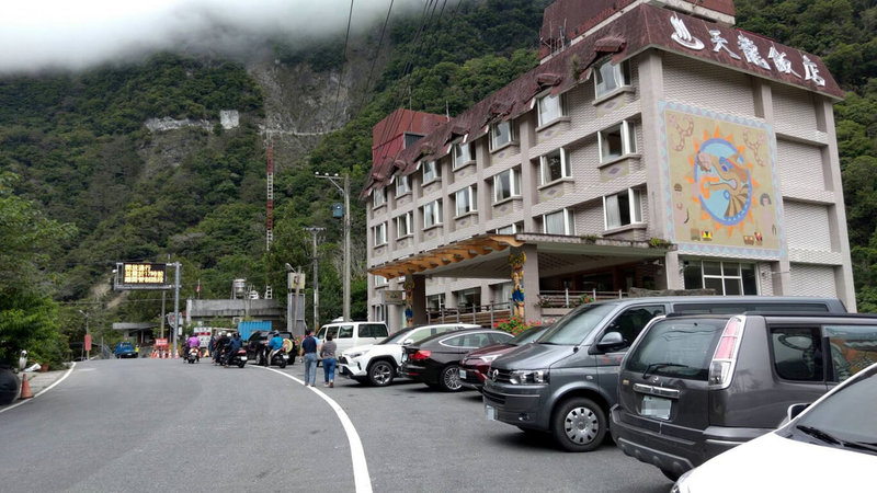 南橫公路1日開放通行,許多重機族和遊客為了搶通車頭香,4月30日就已經進駐南橫,天龍飯店13年來首次客滿。(民眾提供)中央社記者盧太城台東傳真 111年5月1日