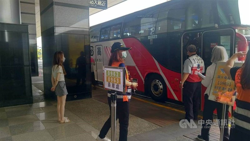台鐵1日表定列車停駛,公路總局安排類火車客運路線接駁。中央社記者蔡孟妤攝 111年5月1日