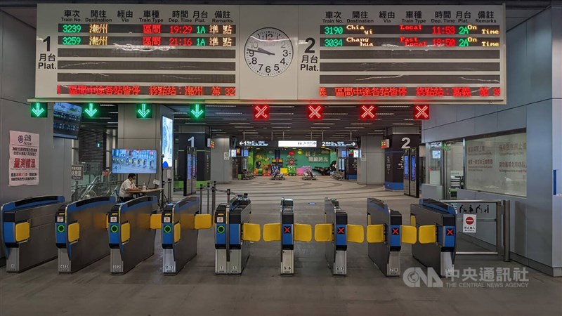 高雄火車站難得呈現假日上午進站閘門空曠景象。中央社記者曾以寧攝 111年5月1日