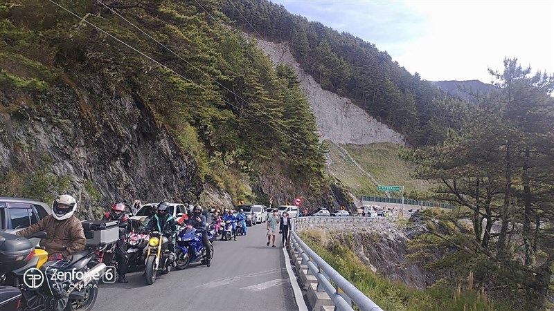 南橫公路1日全線有條件開放通行,一早就湧入大量遊客,綿延逾5公里的車流,排隊等待進入南橫公路。(公路總局甲仙工務段提供)中央社記者蔡孟妤傳真 111年5月1日