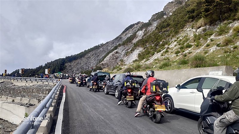 南橫公路最後一哩路修復完成,1日全線有條件開放通行,一早排隊等待進入南橫公路的車流已綿延逾5公里,除了汽車,還有不少重機也在車陣中。(公路總局甲仙工務段提供)中央社記者蔡孟妤傳真 111年5月1日
