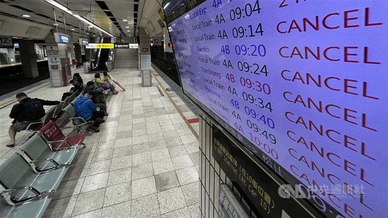 台北站月台時刻表顯示英文停開訊息。中央社記者徐肇昌攝 111年5月1日