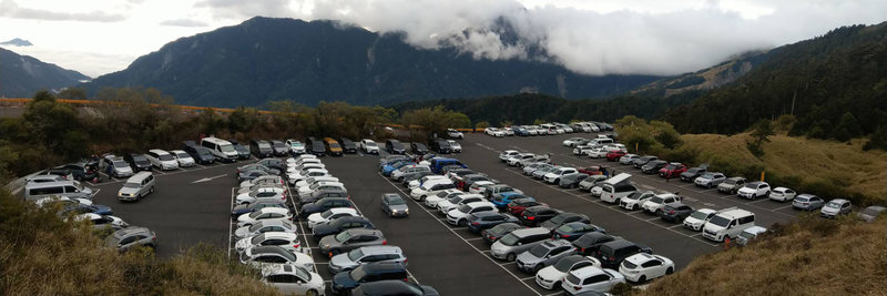 勞動節連假第2天,合歡山賞花車輛1日一早塞滿沿路停車場,不過高乘載管制持續奏效,省道台14甲線合歡山公路未塞車。圖為花蓮縣小風口停車場。(公路總局提供)中央社記者蕭博陽南投傳真 111年5月1日
