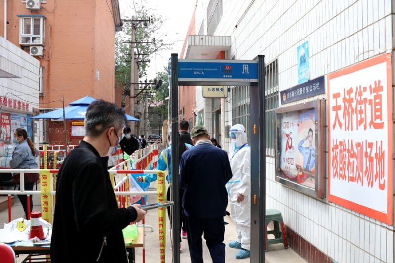 圖為北京西區民眾29日在篩檢站排隊等待PCR採檢。（中新社）