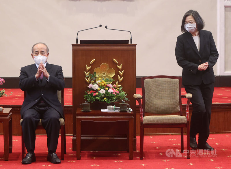 總統蔡英文(右)2日在總統府接見第24屆國家生技醫療品質獎暨SNQ國家品質標章獲獎團隊,蔡總統致詞表示,「國家生技醫療品質獎」是生技醫療界的奧斯卡,「SNQ國家品質標章」則是高品質生技醫療產品的象徵。她非常感謝生策中心過去24年來,持續努力舉辦選拔,促進台灣生技產業的發展。左為生策中心董事長王金平。中央社記者鄭傑文攝 111年5月2日