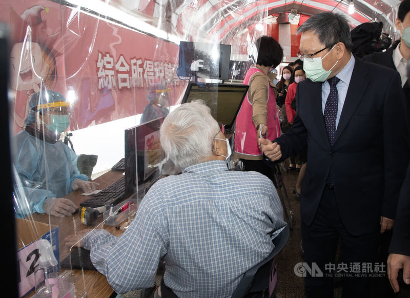 報稅季開跑,財政部長蘇建榮(右)2日上午赴台北國稅局視察110年度綜所稅結算申報情形。中央社記者謝佳璋攝 111年5月2日