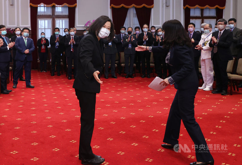 總統蔡英文(前中)2日上午在總統府接見「第24屆國家生技醫療品質獎暨SNQ國家品質標章獲獎團隊」,感謝獲獎人及團隊在防疫工作上的貢獻。中央社記者鄭傑文攝 111年5月2日
