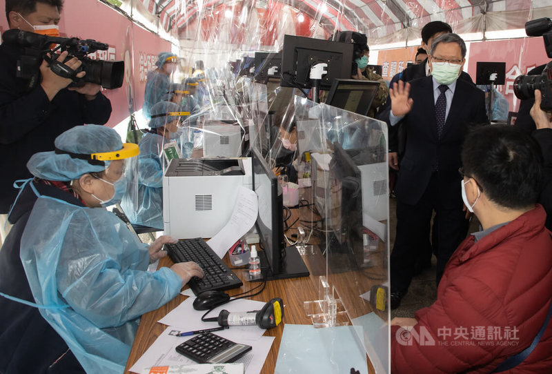 財政部長蘇建榮(右)2日上午赴台北國稅局視察110年度綜合所得稅結算申報情形,慰問工作人員的辛勞,與現場申報民眾揮手致意。中央社記者謝佳璋攝 111年5月2日