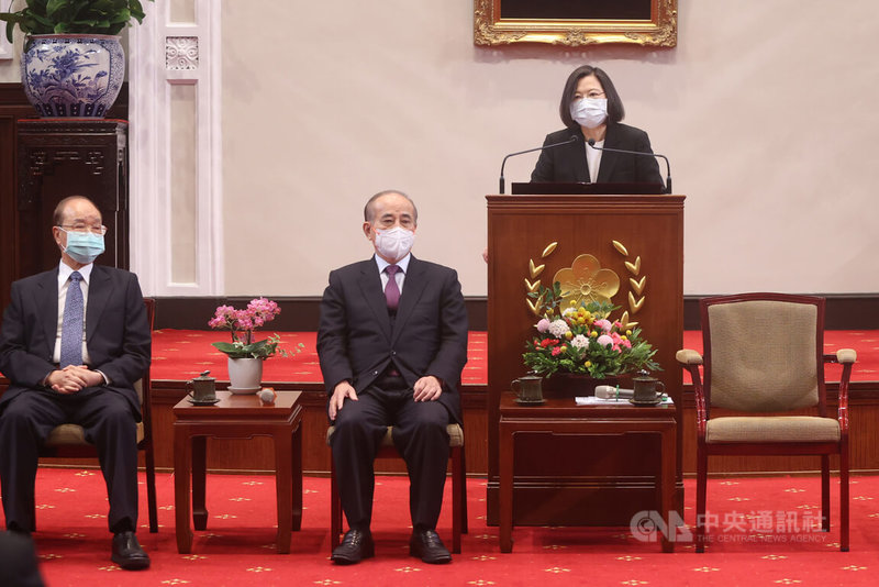 總統蔡英文(右)2日在總統府接見第24屆國家生技醫療品質獎暨SNQ國家品質標章獲獎團隊,蔡總統表示,政府會與大家共同努力,繼續為台灣的生技醫療產業,打造國際級的競爭力。中央社記者鄭傑文攝 111年5月2日