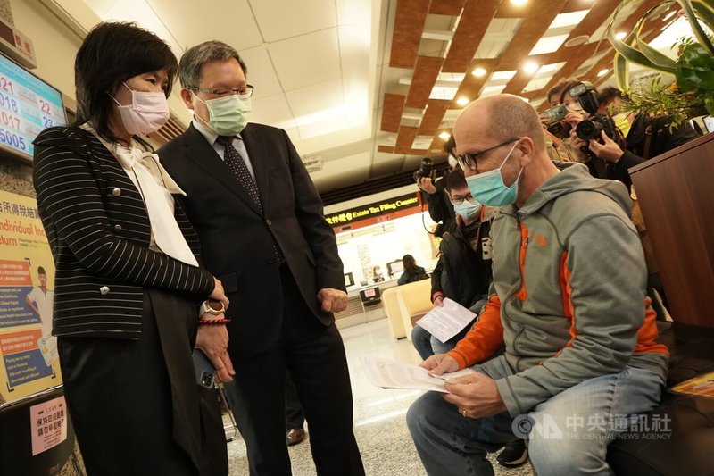 財政部長蘇建榮(中)與台北國稅局局長宋秀玲(左)2日視察臨櫃報稅。中央社記者張璦攝 111年5月2日