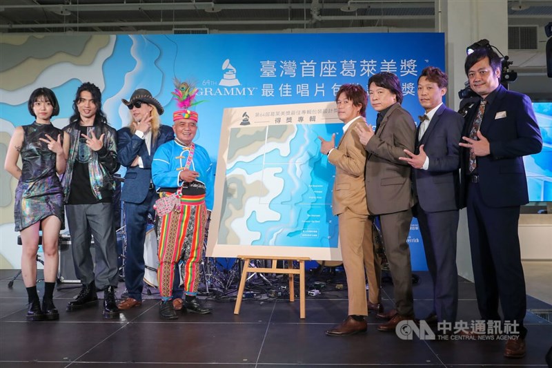 董事長樂團及第二代馬蘭吟唱隊合作的專輯「八歌浪Pakelang」,由設計師于薇(左起)、李政瀚設計唱片包裝,獲第64屆葛萊美獎最佳專輯包裝設計獎,2日在台北流行音樂中心文化館舉行慶功記者會,董事長樂團成員小白(右起)、Micky、金剛、阿吉、大鈞(左3)、第二代馬蘭吟唱隊團長蔣進興(左4)出席。中央社記者裴禛攝 111年5月2日