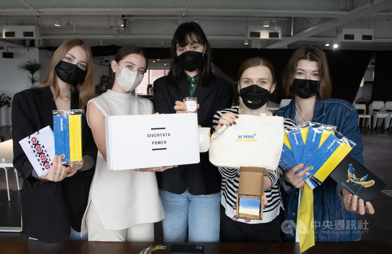 烏克蘭女力在台灣Divchata Power募資倒數記者會2日在台北市中山區舉行，出席的成員代表們展示募資計畫的回饋品。中央社記者謝佳璋攝　111年5月2日