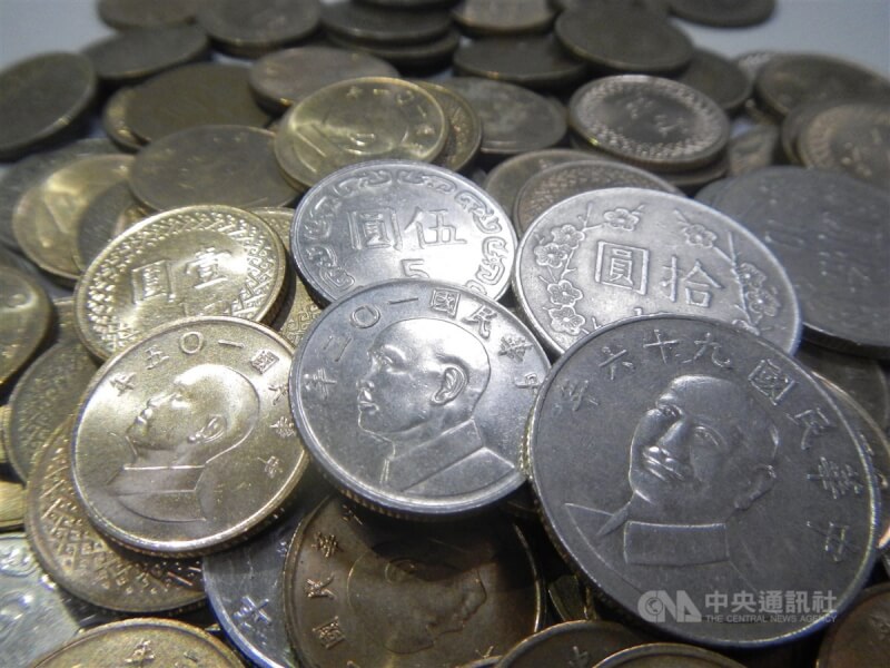 台北市一名婦人到銀行要求提領新台幣500萬元的1元硬幣。（示意圖／中央社檔案照片）