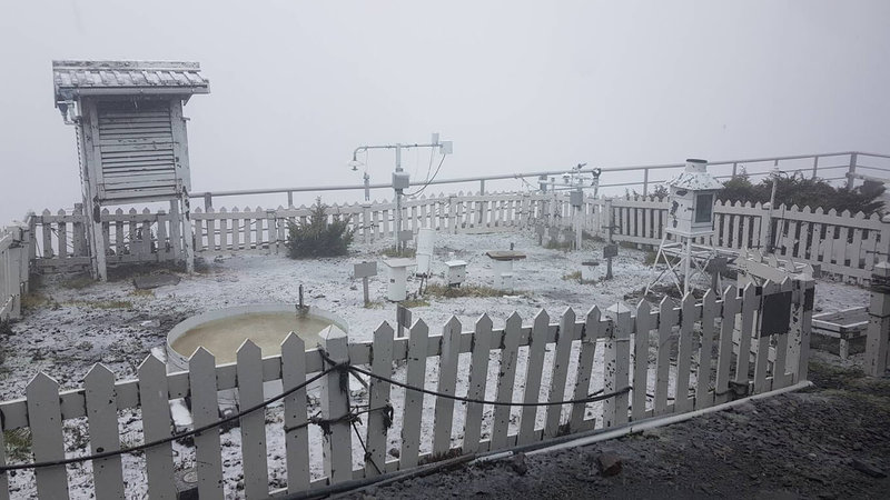 中央氣象局2日表示，玉山下午1時30分起下雪至2時止，累積降雪0.5公分。（氣象局提供）中央社記者張雄風傳真 111年5月2日