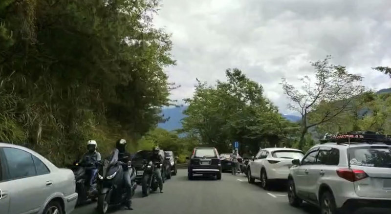 南橫公路1日通車,湧入大量車潮,交通部公路總局第三區養護工程處表示,2日天候不佳、有降雨狀況,山區易發生零星落石,建議遊客減少進入山區。(民眾提供)中央社記者李先鳳傳真 111年5月2日