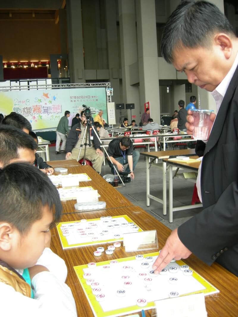 吳貴臨(前右)為台灣唯一的象棋九段棋士。圖為2008年吳貴臨1對150人象棋車輪大戰,挑戰原世界紀錄1對139名對奕者。(中央社檔案照片)