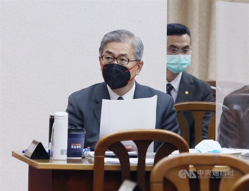 金管會主委黃天牧(前)2日赴立法院財政委員會針對「如何加強防疫保單監理以落實消費者及股東權益保障」進行專題報告並備質詢。中央社記者郭日曉攝 111年5月2日