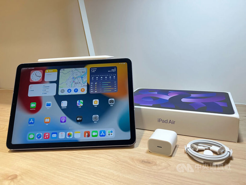 蘋果iPad Air 5平板電腦在台灣開賣，包裝內附20W充電器和USB-C傳輸線，並減少使用塑膠材料。中央社記者吳家豪攝 111年5月3日
