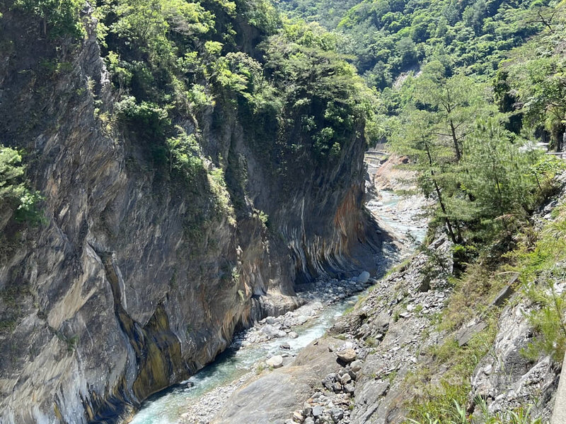 南橫八景之一「霧鹿峽谷」,迂迴險峻的峽谷地形,沿線遍布溫泉露頭。中央社記者盧太城台東攝 111年5月3日