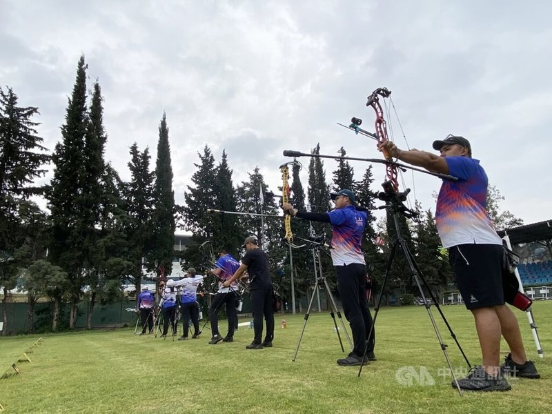 台灣射箭代表隊赴土耳其參賽並留在當地訓練，乾燥氣候、風速及當地食物都要適應。中央社記者鍾佑貞安塔利亞攝  111年5月3日