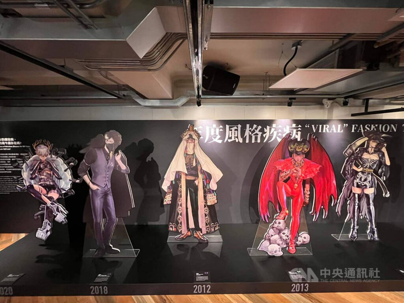 「這。不會考2:疾病擬人展」台北快閃場3日起在台灣漫畫基地展出,衛福部疾管署和多名繪師合作的疾病擬人化角色在展場一字排開,宛如大型時尚秀。中央社記者王寶兒攝 111年5月3日