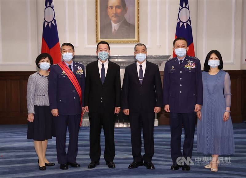 總統府3日舉行國軍重要高階幹部授勳暨晉任布達授階典禮,總統府戰略顧問熊厚基上將伉儷(左起)、國安會祕書長顧立雄、國防部長邱國正、空軍司令劉任遠上將伉儷合影留念。中央社記者鄭傑文攝 111年5月3日
