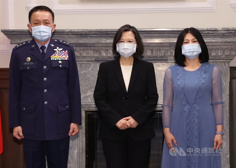 總統蔡英文(中)3日在總統府主持國軍重要高階幹部授勳暨晉任布達授階典禮,與新任空軍司令劉任遠(左)伉儷合影。中央社記者鄭傑文攝 111年5月3日