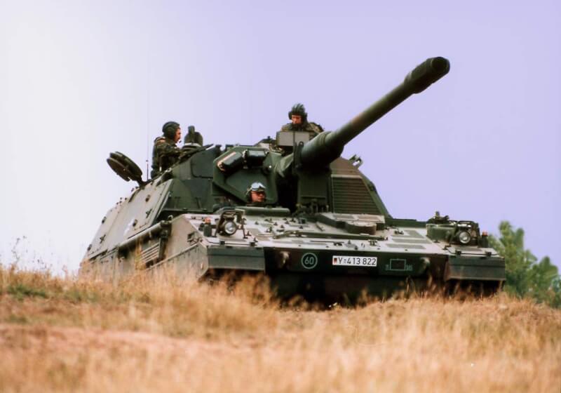 媒體報導，德國決定交付7輛PzH 2000型自走火砲（圖）給烏軍，打破過去不提供重武器給交戰方的傳統。（圖取自維基共享資源；作者Ralf Dillenburger，CC BY-SA 3.0）