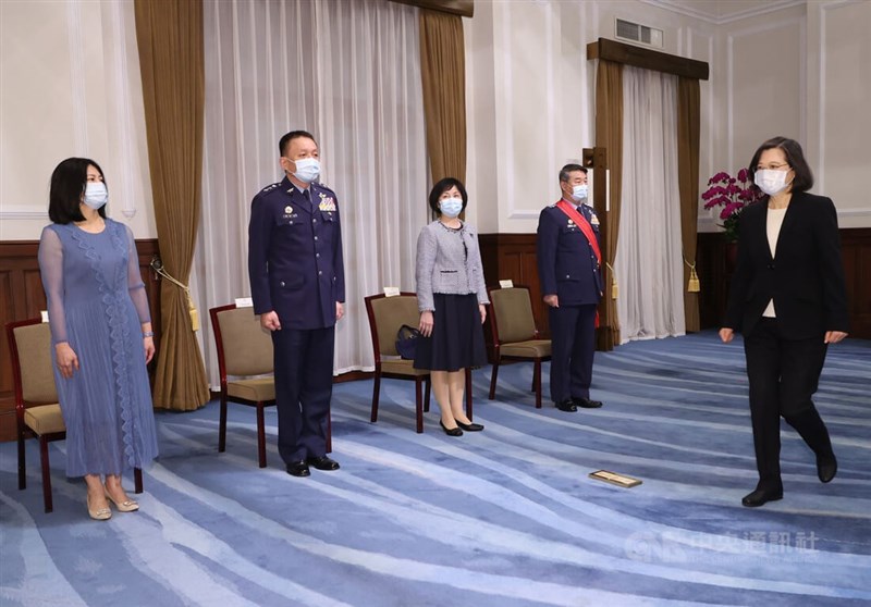 總統蔡英文(右)3日主持「國軍重要高階幹部授勳暨晉任布達授階典禮」,原空軍司令熊厚基(右2)調任總統府戰略顧問,並獲頒「三等寶鼎勳章」,晉任上將的劉任遠(左2)接任空軍司令。中央社記者鄭傑文攝 111年5月3日