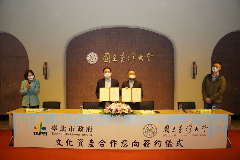 台灣大學校長管中閔（左2）、台北市副市長蔡炳坤（右2）簽訂文化資產合作意向書，將為被登錄為歷史建築的兩棟日式宿舍進行修復。（台大提供）中央社記者許秩維傳真  111年5月3日