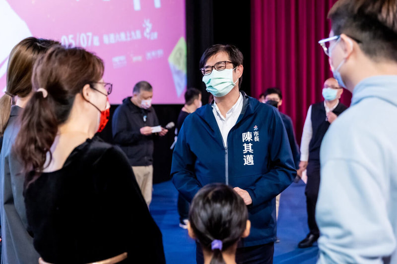 高雄市長陳其邁(中)2日晚間現身醫療喜劇「村裡來了個暴走女外科」高雄首映會,為第一線辛苦醫護加油打氣。(公共電視提供)中央社記者葉冠吟傳真 111年5月3日
