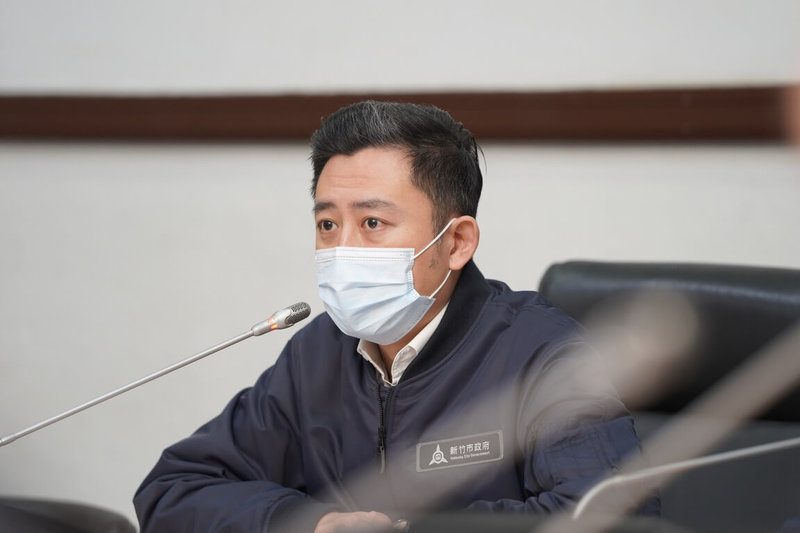 新竹市長林智堅3日在防疫會議時,宣布多項防疫措施調整,包括全班停課7天的話,教師採視訊遠距教學,社區照顧關懷據點、長青樂活共餐食堂等即日起暫停內用等。(新竹市政府提供)中央社記者魯鋼駿傳真 111年5月3日