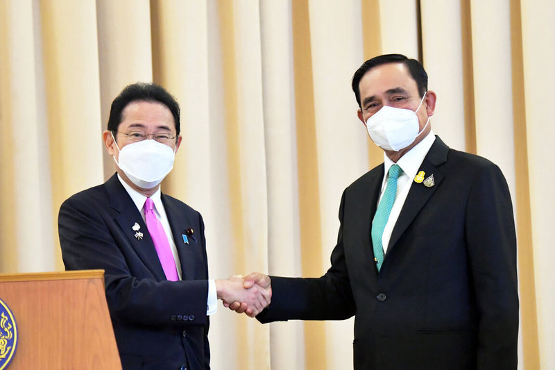 泰國總理帕拉育（右）和日本首相岸田文雄（左）2日在泰國總理府會面，並簽署多項合作協議。（泰國總理府提供）中央社記者呂欣憓曼谷傳真 111年5月3日