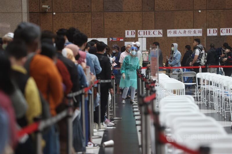 中央流行疫情指揮中心3日宣布，新增2萬3102例COVID-19本土病例。圖為台北車站大廳2日下午湧入人潮，民眾排隊準備施打疫苗。（中央社檔案照片）