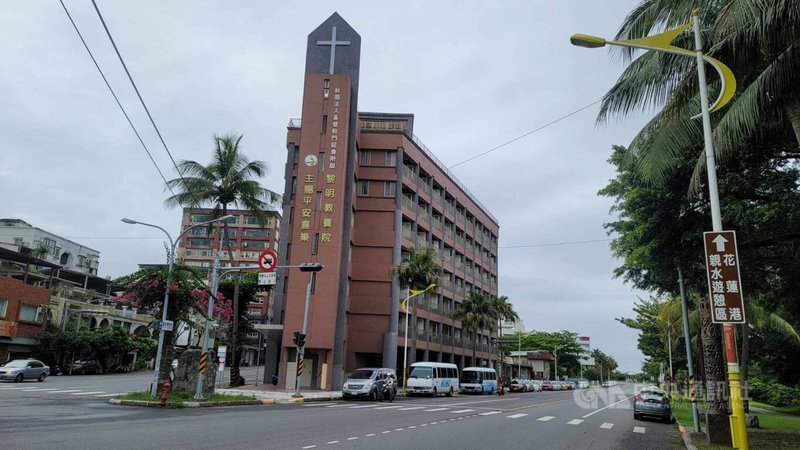花蓮縣衛生局3日證實,黎明教養院4月28日確認指標個案,陸續導致員工14人、院生57人,共71人染疫。黎明教養院住宿型院生118人、工作人員約百人,全員大約3成確診。中央社記者李先鳳攝 111年5月3日
