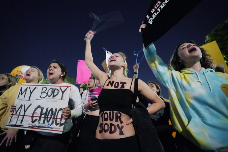 數百名支持和反對墮胎的人士2日晚間在美國最高法院前聚集。圖為支持墮胎權的民眾高舉標語表達「我的身體我做主」的訴求。（美聯社）