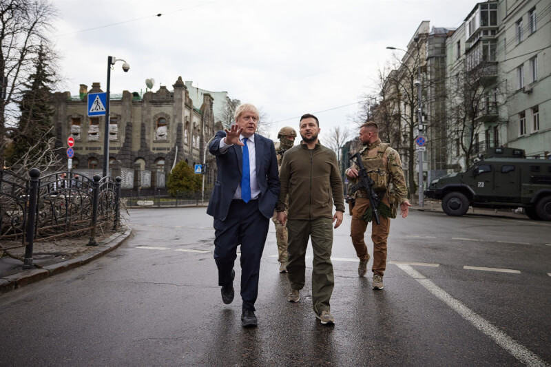 英國5月7日宣布，再提供烏克蘭13億英鎊（約16億美元）的軍援與援助。圖為強生4月造訪烏克蘭與總統澤倫斯基（右2）會面。（圖取自facebook.com/borisjohnson）
