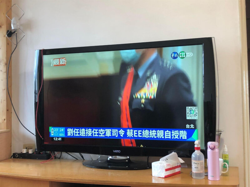 華視3日新聞標題將總統蔡英文誤植為「蔡EE」。（圖取自爆料公社臉書facebook.com）