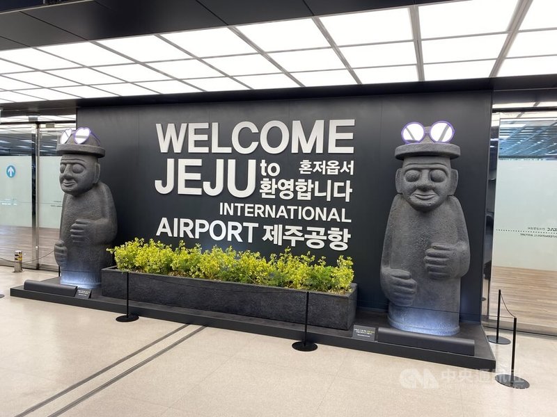 韓國政府4日宣布，6月1日起濟州國際機場將恢復疫情前的免簽證入境制度，位於東北部江原道的襄陽國際機場則將開放來自越南、菲律賓、印尼及蒙古的5人以上團客免簽入境。中央社記者廖禹揚濟州攝  111年5月4日