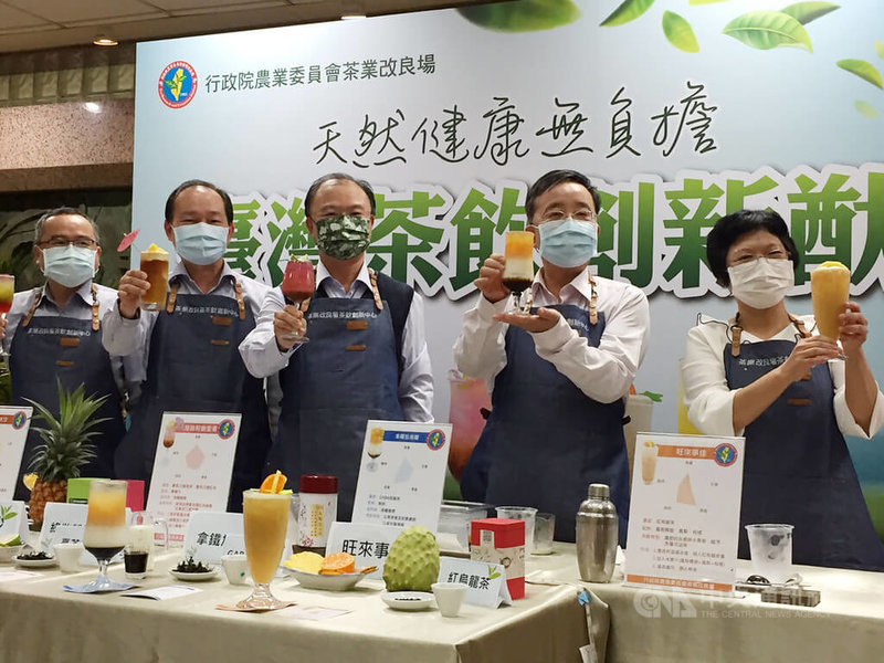 農委會茶業改良場4日舉行記者會，發表費時5、6年的「微生物發酵茶」研究成果等，要讓台灣好茶除了傳統飲茶文化，也能滿足商業化茶飲市場需求，開創新商機。中央社記者楊淑閔攝  111年5月4日