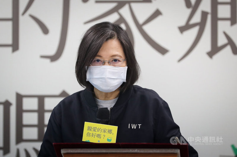 民進黨婦女部先前舉辦「親愛的家鄉,你好嗎?」全國新住民及新二代圖文徵件競賽,並把得獎16篇作品編排成冊出版,4日舉行新書發表會,黨主席蔡英文出席表示,新住民是重要的家人,也是支撐這塊土地、豐富多元族群文化的力量。中央社記者裴禛攝 111年5月4日