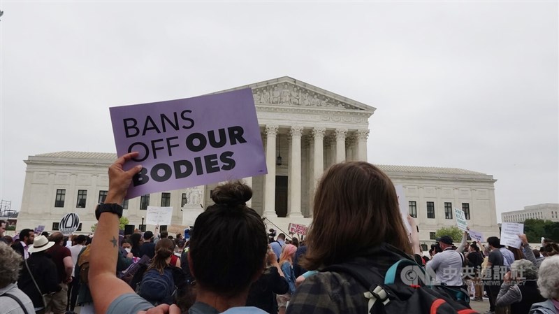 美國最高法院打算推翻一項支持女性墮胎權近50年的裁決。圖為4日民眾在最高法院前聲援婦女自主權及墮胎合法權。（中央社檔案照片）