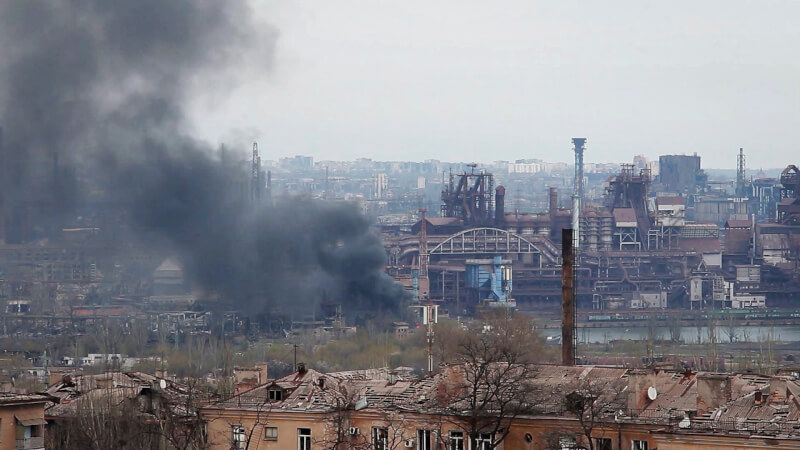 俄軍3日猛攻烏克蘭馬立波的亞速鋼鐵廠，鋼鐵廠冒出陣陣濃煙。（美聯社）