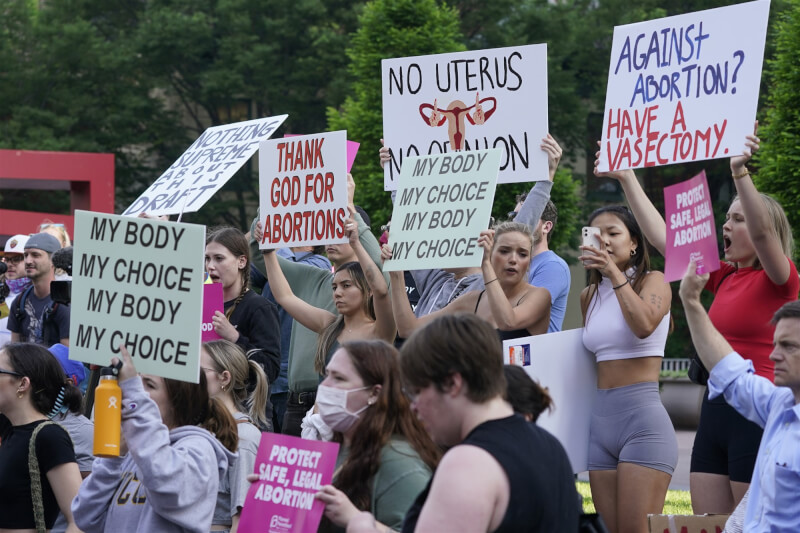 美國最高法院有意推翻墮胎權的意見草案外流，引來支持墮胎權人士不滿。3日一群民眾舉著標語在維吉尼亞州聯邦法院外抗議。（美聯社）